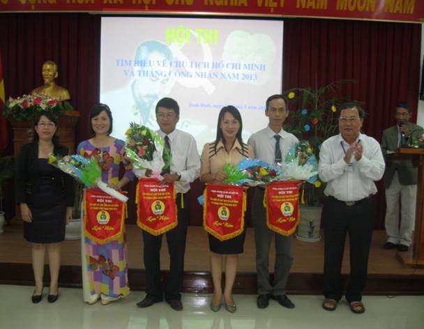 Hội thi hái hoa dân chủ “tìm hiểu và học tập, làm theo tấm gương đạo đức Hồ Chí Minh” do Công đoàn Sở Nội vụ tổ chức năm 2013