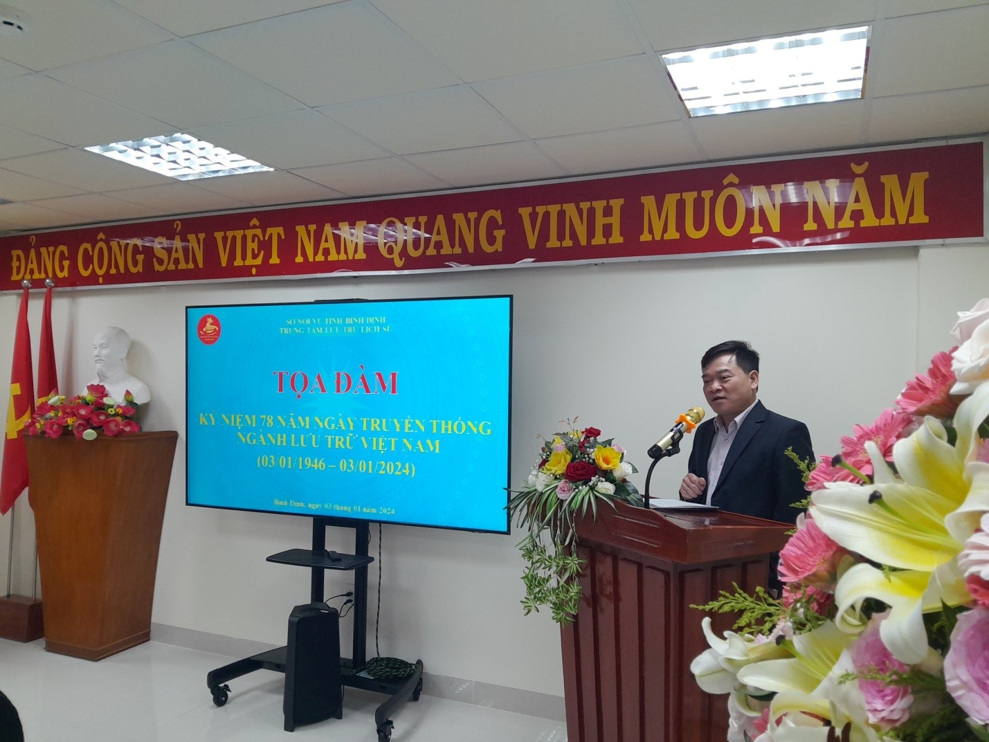 Ông Trịnh Xuân Long, Bí thư Đảng ủy, Phó Giám đốc Sở Nội vụ phát biểu tại buổi kỷ niệm